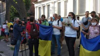В Харькове под консульством РФ устроили пикет из-за смерти трехлетнего сына крымского политзаключенного