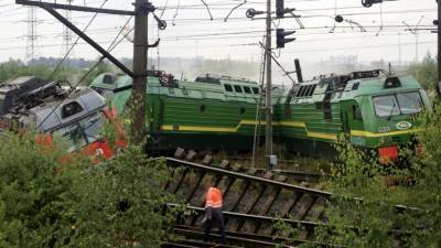 На месте столкновения поездов в Петербурге работают более 140 человек