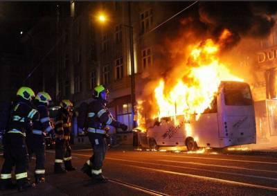 В центре Праги сгорел автобус: видео