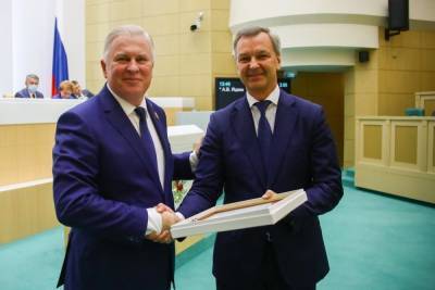 Сенатор Бурятии получил благодарность от правительства РФ и поздравил с этим Алексея Цыденова