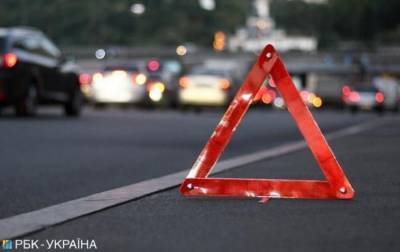 В Киевской области автомобиль столкнулся с грузовиком, двое пострадавших