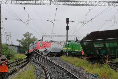 Два товарных поезда столкнулись в Петербурге. Пострадал машинист