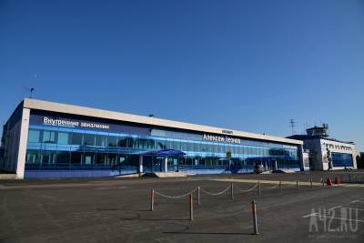 В кемеровском аэропорту пассажирку самолёта, закурившую во время полёта, встретила полиция