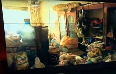 Горы зловонного мусора обнаружили коммунальщики в квартире в Кемерове