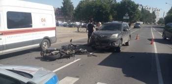 В Череповце мотоциклист без прав врезался в автомобиль