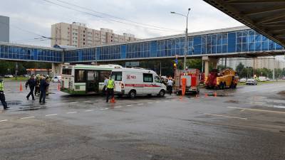 Момент столкновения автобуса и «газели» в Москве попал на видео