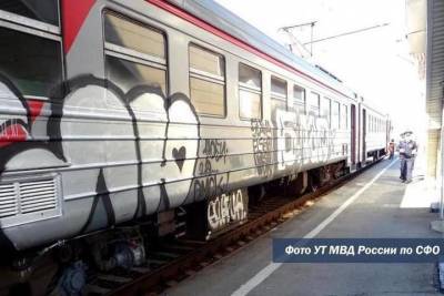 Омские граффитисты разрисовали электричку под Новосибирском