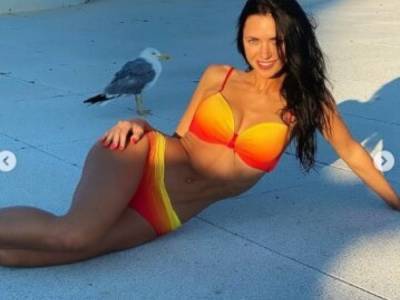 Виктория из «НеАнгелов» поразила фанатов стройной фигурой на пляже и селфи с птицей
