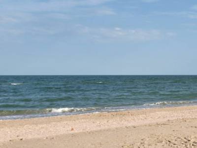 В Кирилловке отдыхающие увидели на пляже закованного в цепи ребенка
