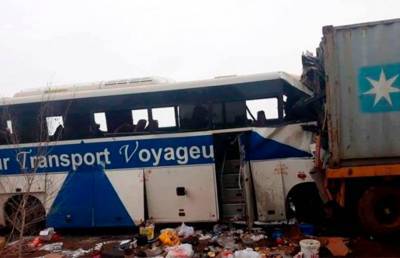 Пассажирский автобус столкнулся с грузовиком на западе Мали. 19 человек погибли