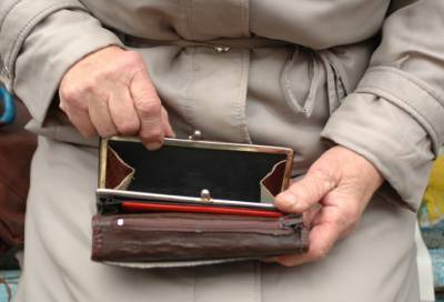 В Волховском районе мужчина украл у пенсионерки телефон и банковскую карту