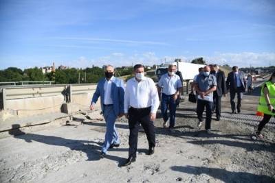 Бочаров проверил ход реконструкции моста в Ерзовке на трассе Р-228