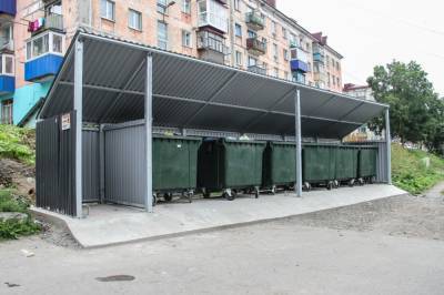 В Корсакове устанавливают новые мусорные контейнеры