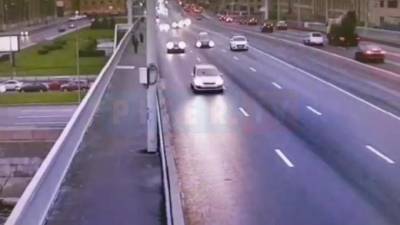 Водитель такси оставил машину на мосту Александра Невского и спровоцировал ДТП