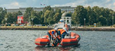 В Петрозаводске спасатели вытащили из воды "пострадавших" при столкновении катеров в Онежском озере (ФОТО)