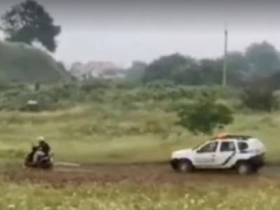 Побег сельского скутериста от полиции попал на видео: ролик набрал более миллиона просмотров