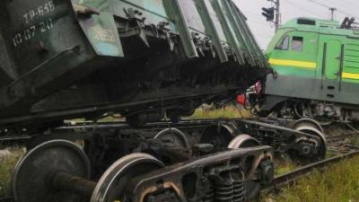 Последствия столкновения двух грузовых поездов в Петербурге сняли на видео