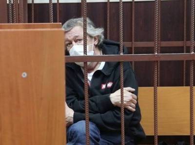 Сотрудники ФСИН увезли Ефремова на первое заседание суда
