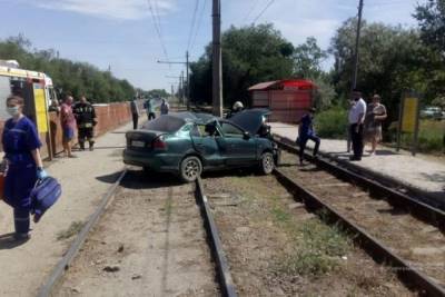 В Волжском иномарка опрокинулась на трамвайные пути, водитель погиб
