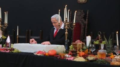 "Тайная вечеря" Нетаниягу: скульптуру премьера усадили за стол с едой и шампанским в Тель-Авиве