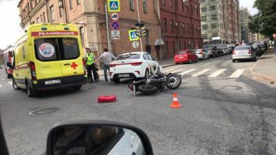 Мотоциклист получил серьезные травмы в ДТП с "Ситимобил" на севере Петербурга