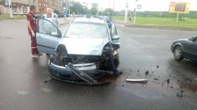 В Минске легковушка после столкновения с другим авто сбила пешехода на тротуаре