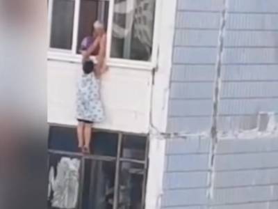 В Запорожье пенсионерка повисла на балконе многоэтажки