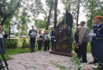 Мужеству огнеборцев: В Ленобласти открыли народный памятник пожарным, погибшим при спасении людей