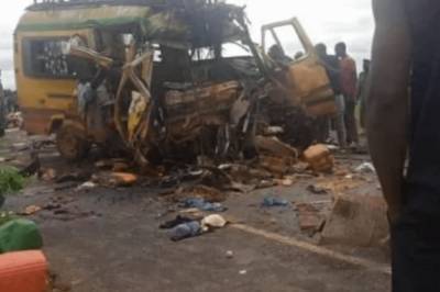 В Мали столкнулись микроавтобус и самосвал: в аварии погибли и пострадали десятки человек