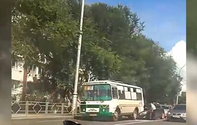 В Кемерове столкнулись маршрутка и легковой автомобиль