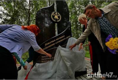 Фоторепортаж: Память и слезы у гранитного монумента погибшим пожарным в Кировске