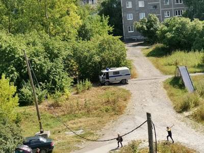 В Первоуральске во дворе дома у детской горки нашли труп. СКР организовал проверку