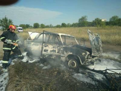 От ВАЗ остался лишь каркас: в Лисичанске на улице загорелся автомобиль (фото)