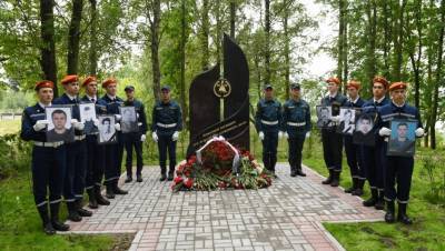 Памятник пожарным открыли в Ленобласти