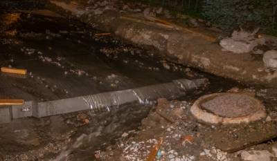 В Днепре прорвало канализацию, вода добегает до Набережной, видео: "Вонь несусветная"
