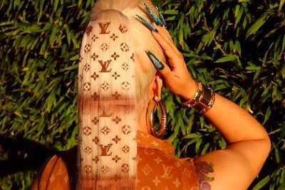 Популярная рэперша нанесла на волосы монограмму Louis Vuitton и удивила фанатов