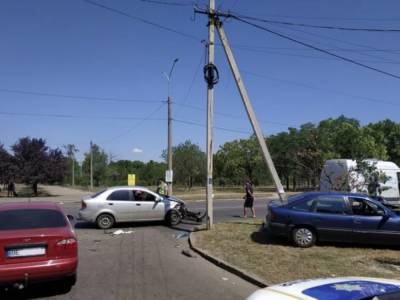 В центре Николаева столкнулись сразу три авто