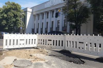 В Киеве под зданием Рады асфальт ушел под землю: фото огромной ямы