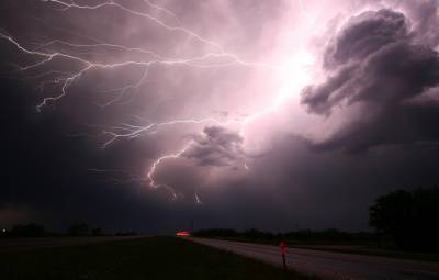 Синоптики объявили штормовое предупреждение в западных областях