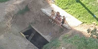 В Харькове коммунальщики подвергли детей серьезной опасности, фото: "Раскопали пару месяцев назад"
