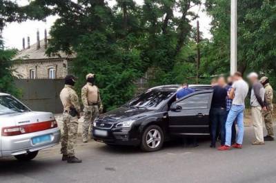 Вербовал и шантажировал девушек: в Донецкой области поймали сутенера