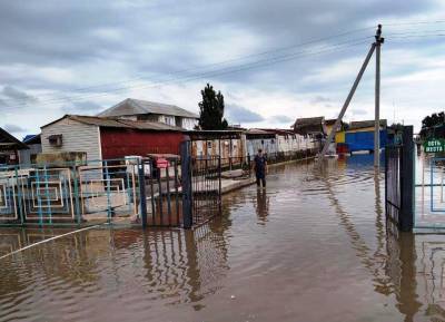 В курортной Кирилловке наводнение: более 10 баз отдых в воде (фото)
