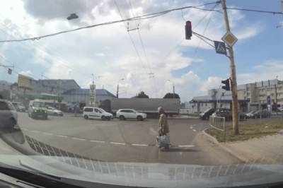 В Луцке водитель перевел через дорогу старушку, которую не пропускал поток машин: милое видео