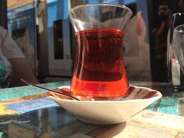 О вреде холодного чая и кофе в жару предостерегли в Роскачестве