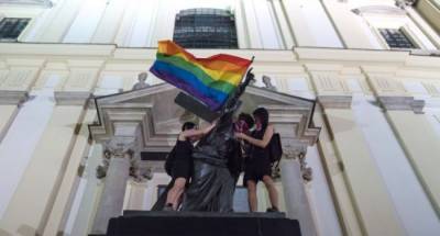 В Польше обезобразили флагами ЛГБТ статуи Христа и Коперника