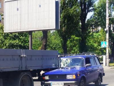 На Оболони в Киеве Lada врезалась в грузовик