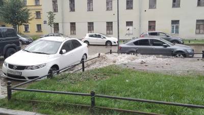 Двор на Васильевском острове затопило из-за прорыва трубы, пострадали машины