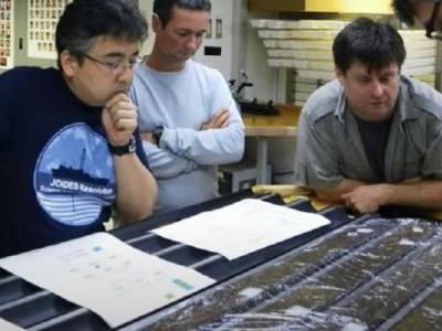 Команда ученых «добыли» глубоководные микробы возрастом 100 миллионов лет