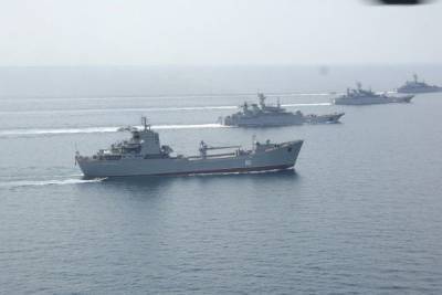 20 кораблей ВМФ России при поддержке авиации проводят маневры в Черном море
