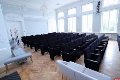 Скандальные стулья для псковской музыкальной школы отправили на экспертизу